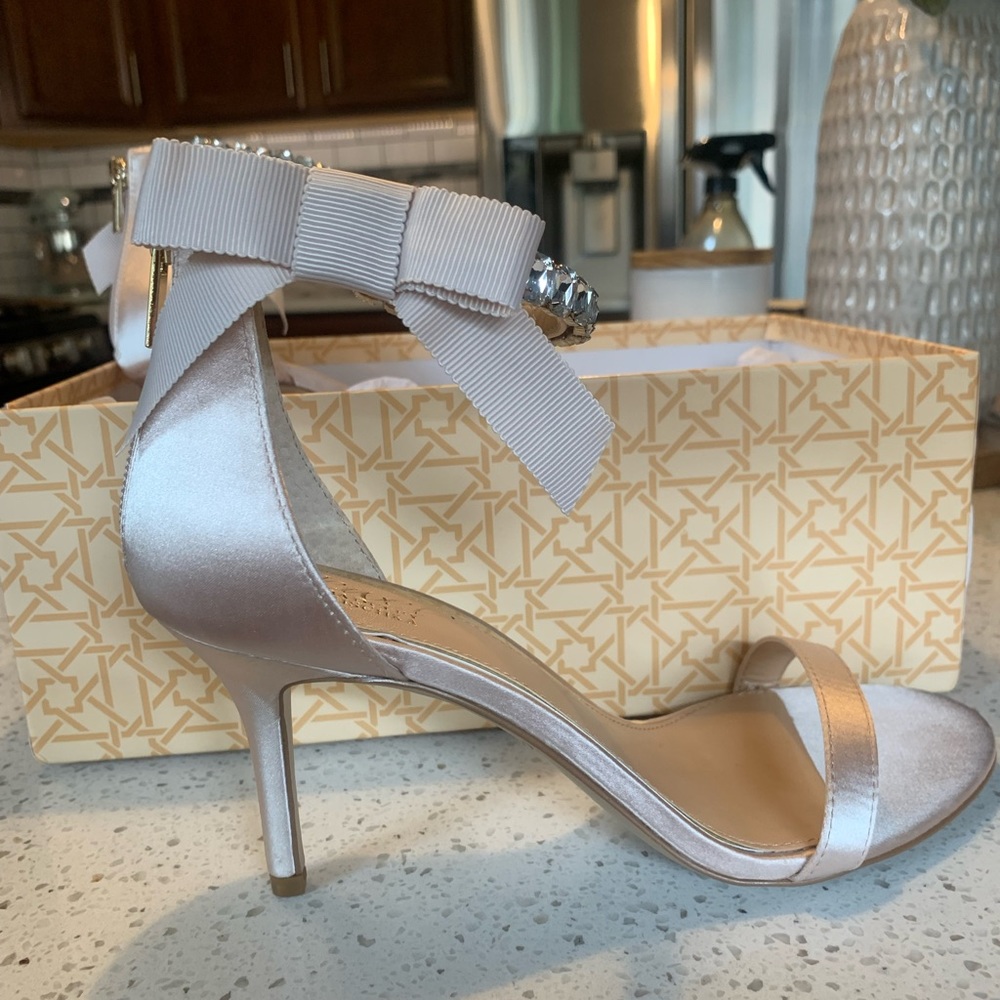 Jayne Jewel by Badgley Mischka Shoes - Champagne Satin 7.5 - Picture 3 of 5